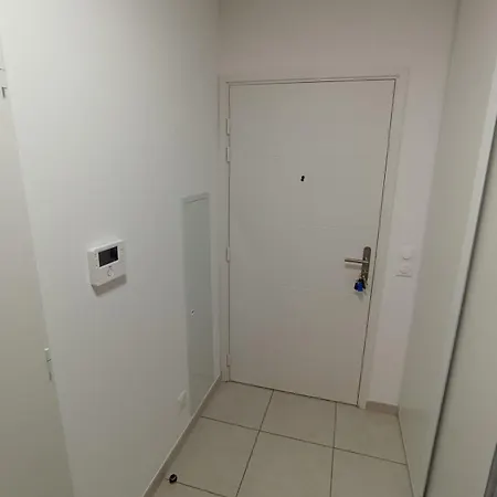 Avec Parking Prive, Piscine 300m Apartman